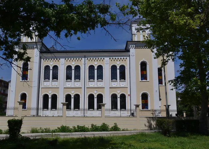 Апартаменты Stylish Three Bed *