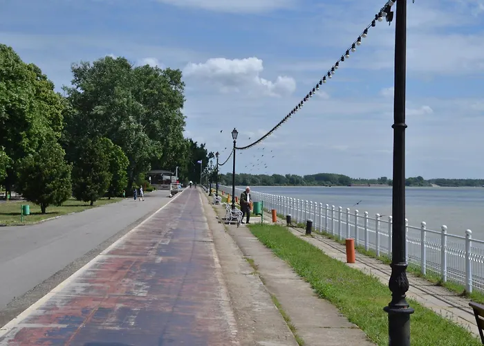 Апартаменты Stylish Three Bed *